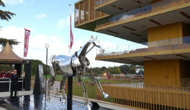 Zeus, le cheval mécanique des JO de Paris, s’installe à l’hippodrome de ParisLongchamp pour le Prix de l’Arc de Triomphe