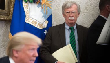 Aux Etats-Unis, le «traître» John Bolton, troisième opposant à Donald Trump à être inculpé - Libération