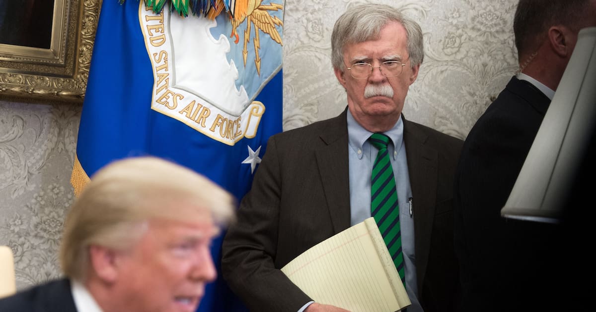 Aux Etats-Unis, le «traître» John Bolton, troisième opposant à Donald Trump à être inculpé - Libération