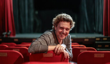 « Très ému de jouer devant aussi peu de monde » : Alex Vizorek se met au stand-up… et c’est réjouissant !