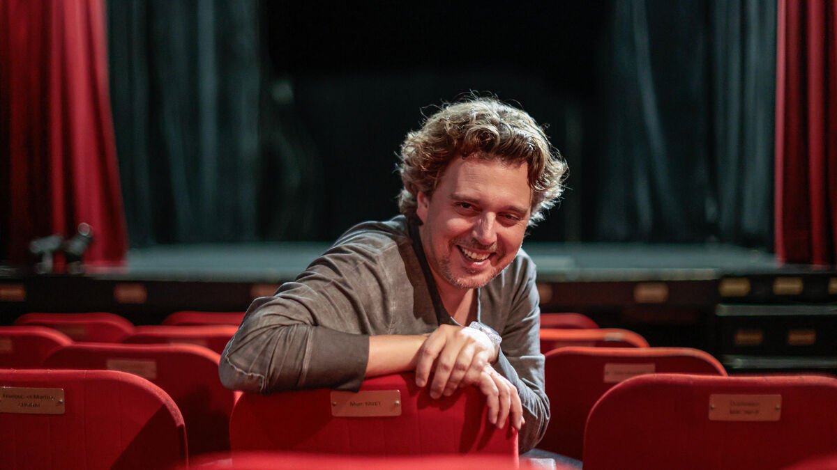 « Très ému de jouer devant aussi peu de monde » : Alex Vizorek se met au stand-up… et c’est réjouissant !