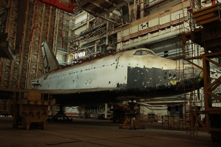 Maquette du vaisseau "Bourane", vestige du programme soviétique des années 1980 pour concurrencer les navettes spatiales américaines, et conservée dans un hangar à Baïkonour.