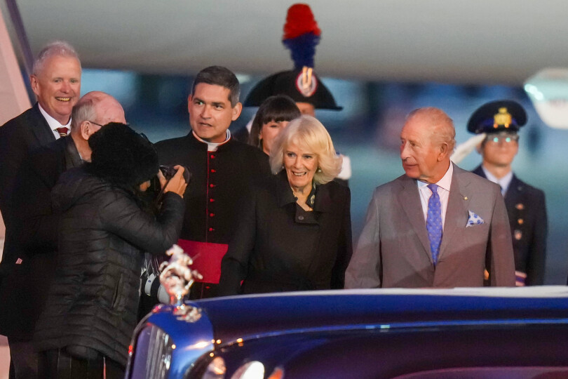 Le couple royal a été officiellement accueilli par des représentants du Saint-Siège, le gouvernement de l'Église catholique romaine au Vatican, à sa descente de l'avion à la base militaire de l'aéroport Ciampino 31st Wing à Rome, le 22 octobre.