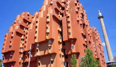 dans les coulisses du drôle d’immeuble qui intrigue Barcelone depuis 50 ans