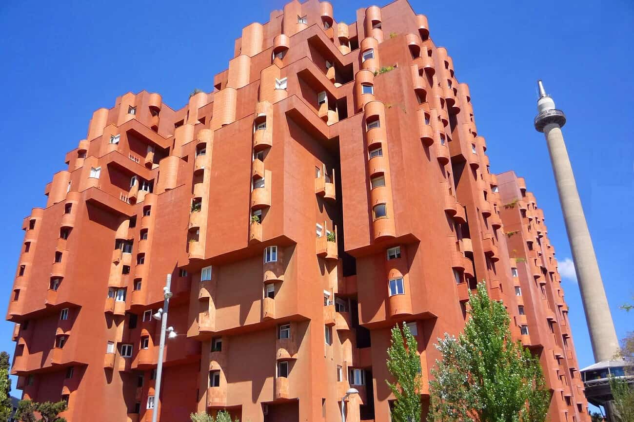 dans les coulisses du drôle d’immeuble qui intrigue Barcelone depuis 50 ans