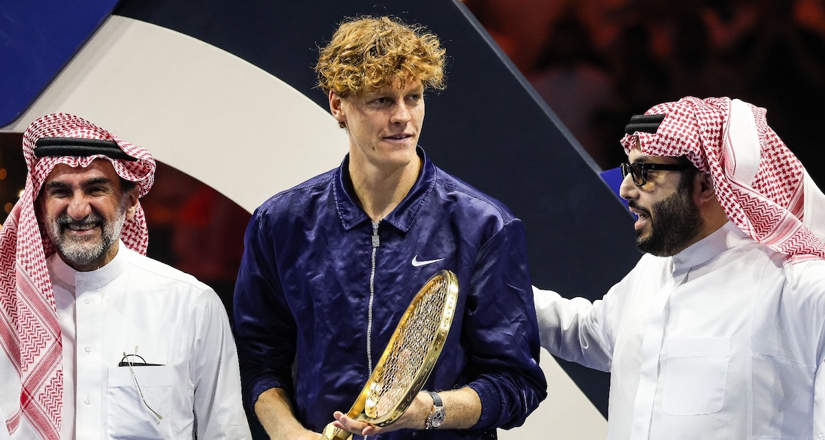 ATP > Sinner n'est pas content et le fait savoir : "Nous avons eu d'excellentes discussions avec les responsables des tournois du Grand Chelem de Roland-Garros et de Wimbledon. Nous avons donc été déçus qu'ils nous aient annoncé qu'ils ne pourraient donner suite à nos propositions"