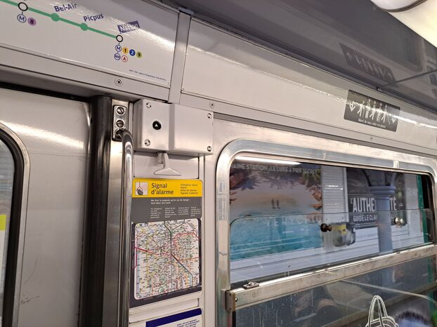 Paris (XIIe), ce mardi. Les sonnettes d'alarme ne sont plus rouges mais grises, rendant leur identification plus difficile. LP/F.Ni.