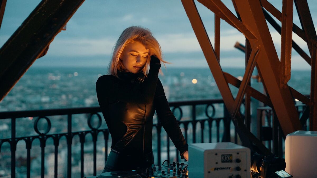 La DJ française Hysta fait résonner la techno hardcore depuis la tour Eiffel, une première