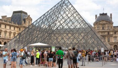 Bijoux volés, malfrats en fuite… Ce que l’on sait du cambriolage dont a été victime le musée du Louvre à l’ouverture