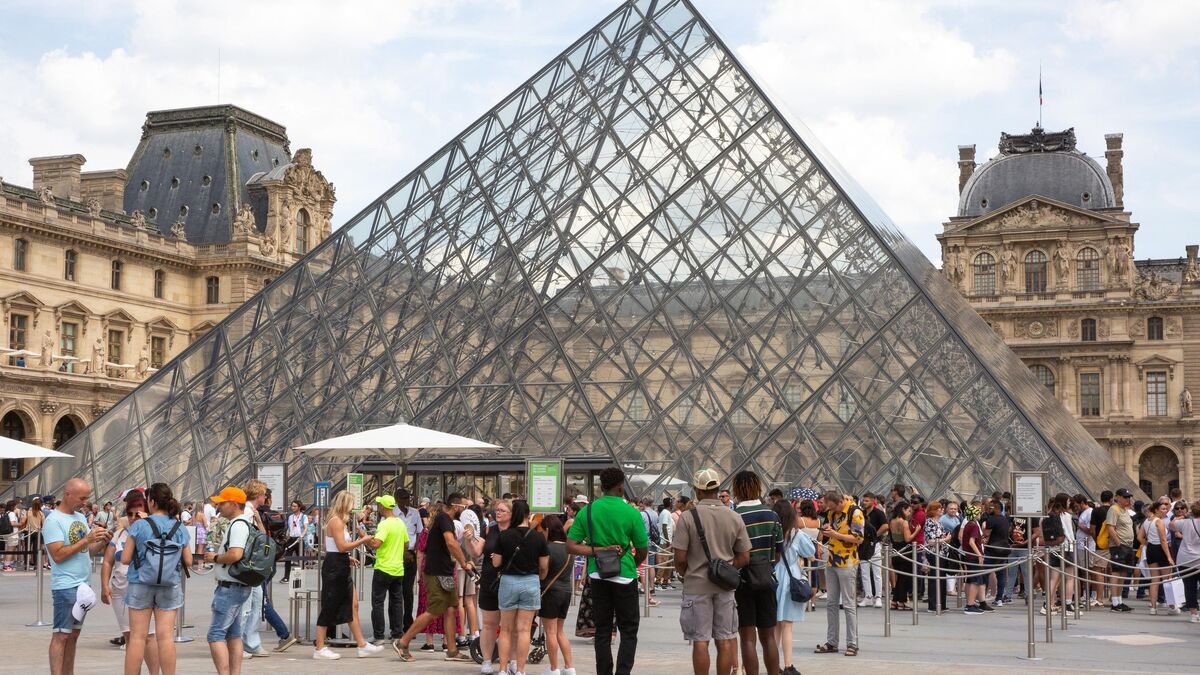Bijoux volés, malfrats en fuite… Ce que l’on sait du cambriolage dont a été victime le musée du Louvre à l’ouverture