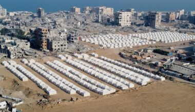 Paris reprend discrètement ses évacuations vers la France – Libération