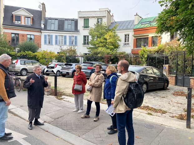 Paris (XIVe), ce samedi. La visite guidée a conduit ses participants à la découverte des maisons et villas nichées entre l’avenue du Général-Leclerc et l’avenue René-Coty. LP/M.-A.G.