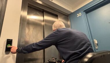 « 300 pannes d’ascenseur en six ans » : à Paris, des locataires en fauteuil roulant attaquent leur bailleur