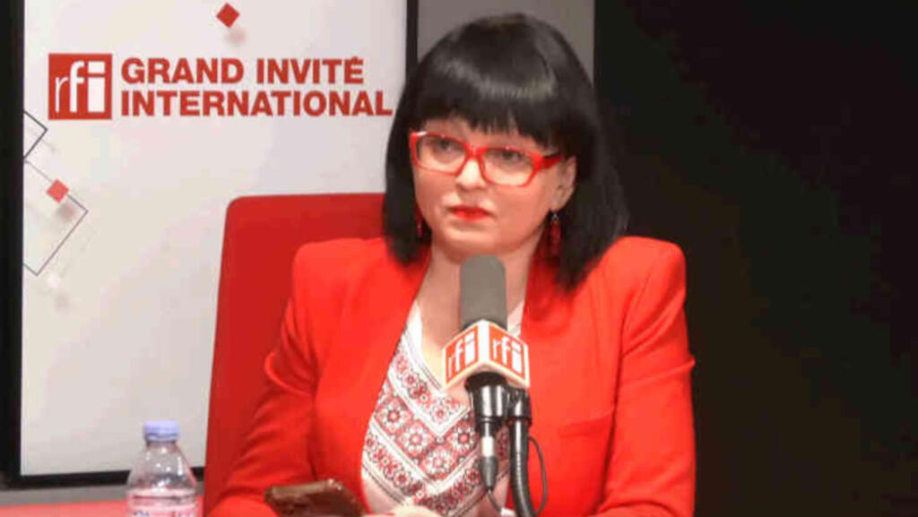 Violeta Moskalu, maîtresse de conférences associée à l’IAE Metz School of Management à l’université de Lorraine et fondatrice de Global Ukraine dans les studios de RFI, le 17 octobre 2025.