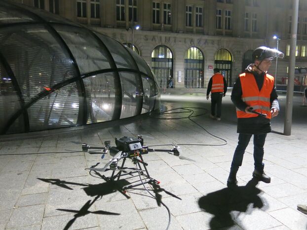 Lessivage, rinçage, lustrage... Il a suffit de trois passages du drone-nettoyeur pour traiter l'intégralité de la bulle.