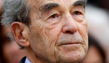 La tombe de Robert Badinter taguée au cimetière de Bagneux, à quelques heures de son entrée au Panthéon