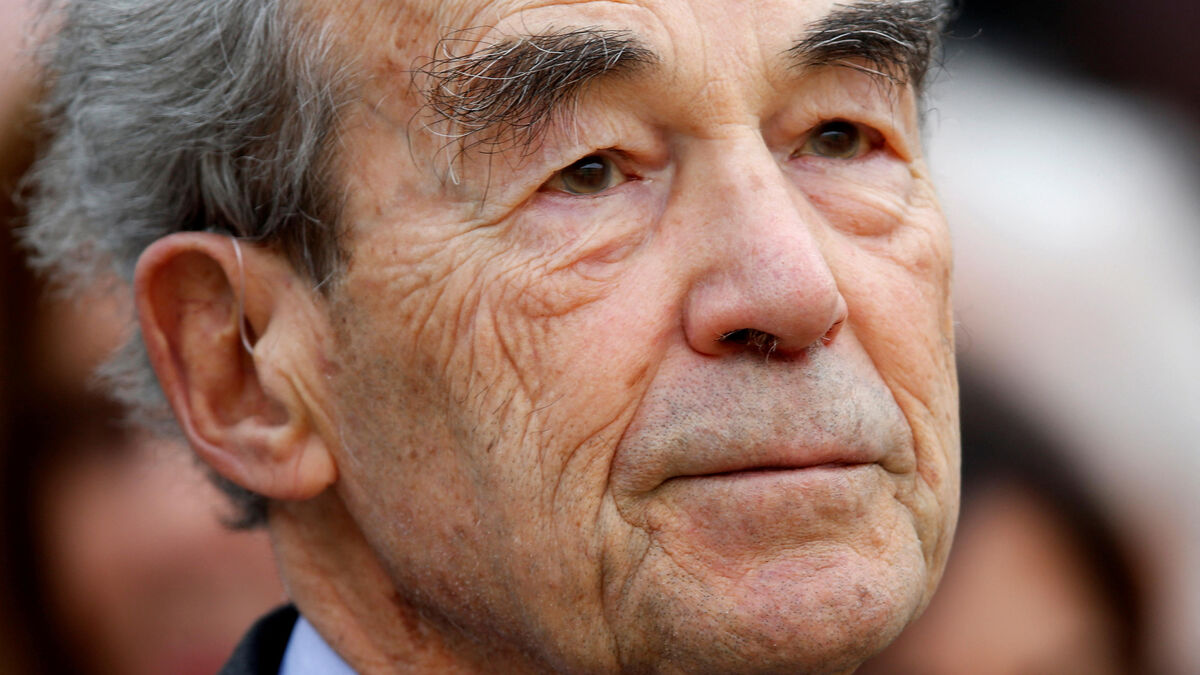 La tombe de Robert Badinter taguée au cimetière de Bagneux, à quelques heures de son entrée au Panthéon