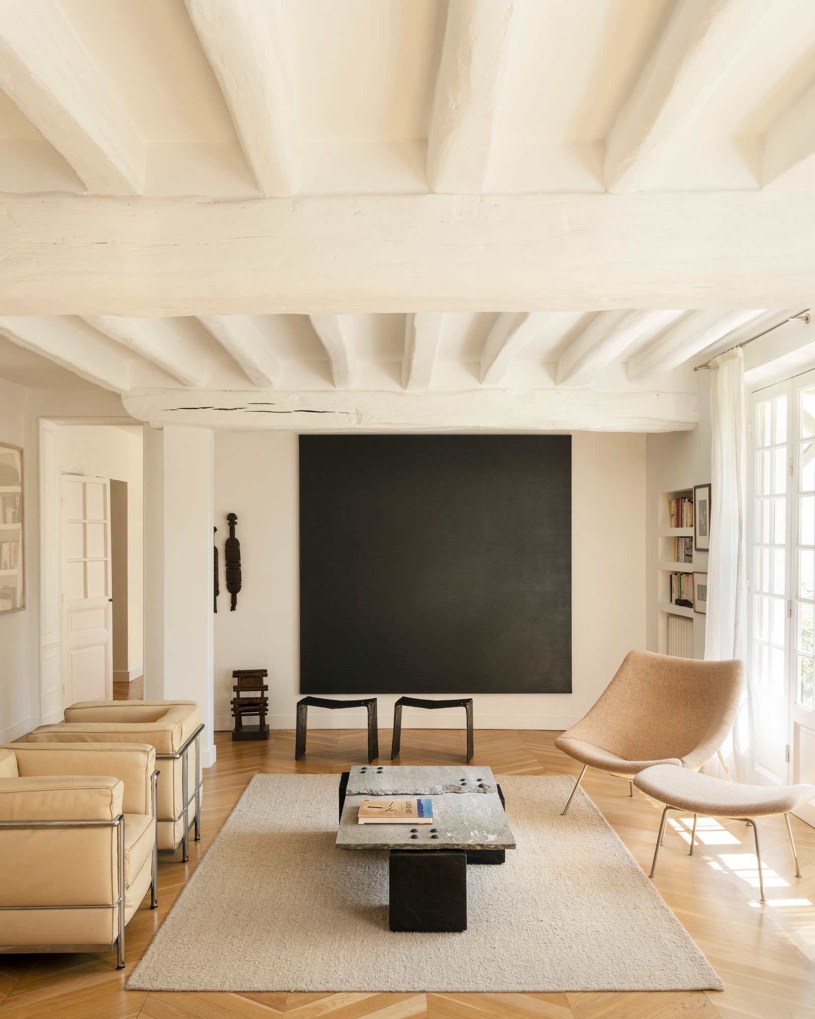 Le salon fait aussi la part belle aux ralisations de Jean Grisoni aux côt d'un Monochrome noir d'Olivier Mosset deux...