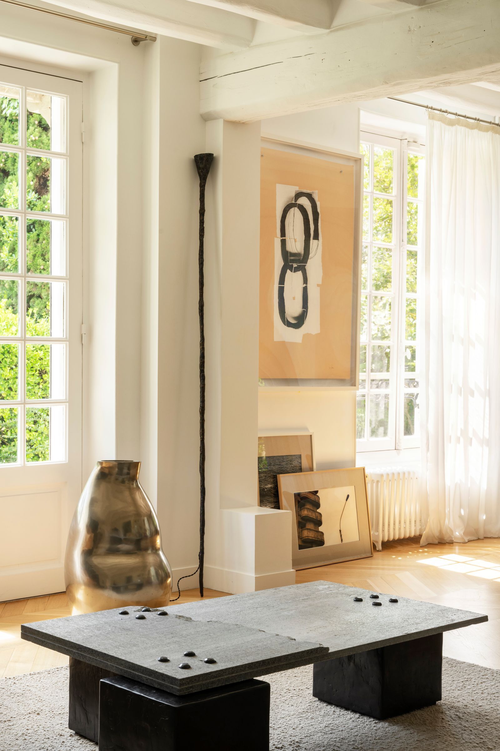 Le salon s'habille d'une table Pietrosella d'une canne de lumière Lavezzi et d'un collage Maillons de Jean Grisoni et...