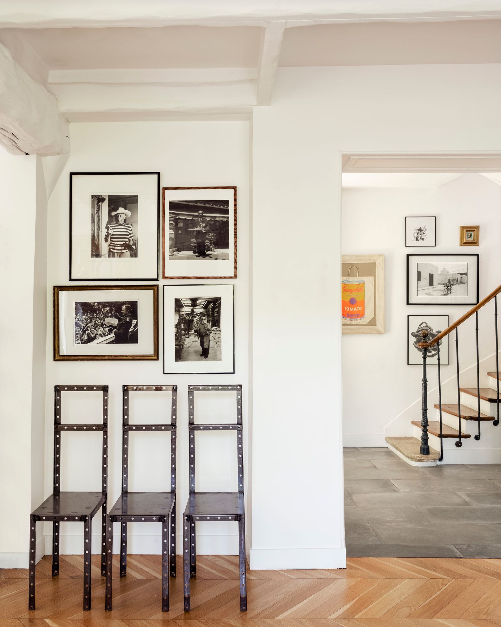 Dans le salon trois chaises Hamlet Machine de Bob Wilson Pablo Picasso et le rvolver de Gary Cooper et Csar dans son...