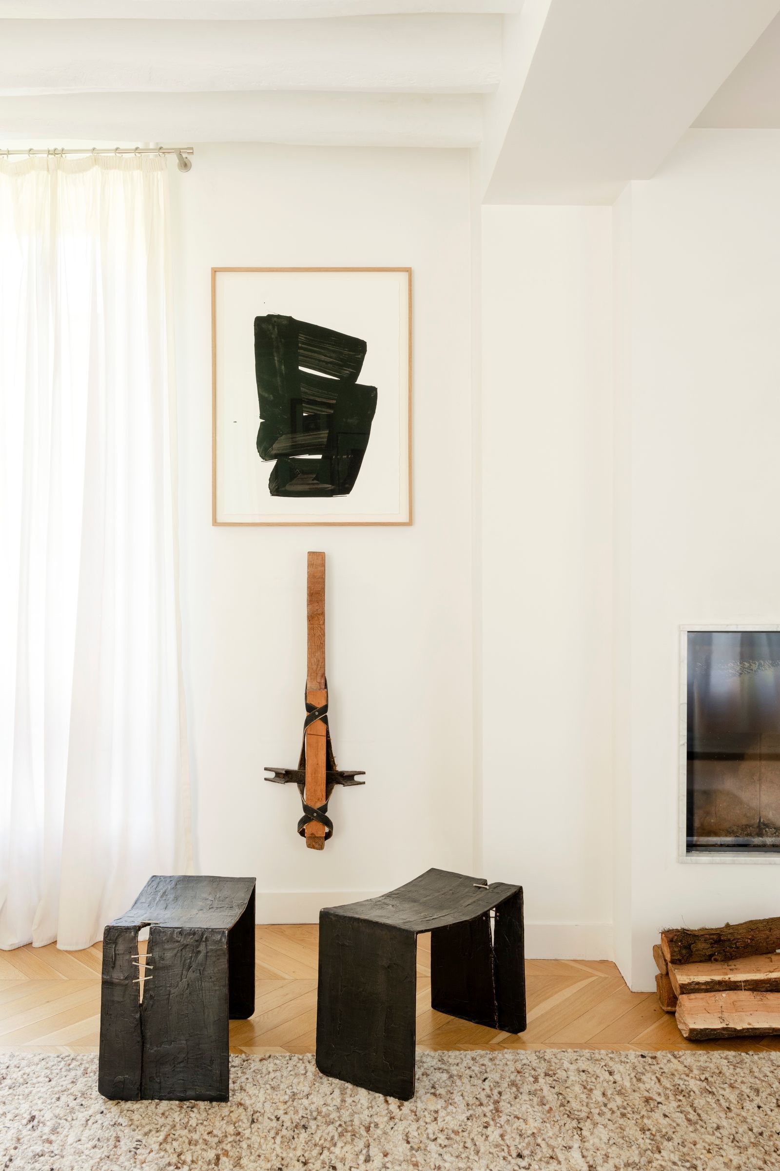 Près de la chemine deux tabourets Castifao de Jean Grisoni surmonts d'un montage sans titre de Daniel Dezeuze et d'un...