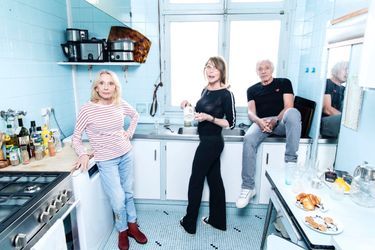 Dans la cuisine de l’appartement où les sœurs ont grandi, un groupe aussi soudé qu’une brigade.