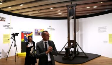 En exposant une guillotine, le Mucem à Marseille rend hommage à Robert Badinter