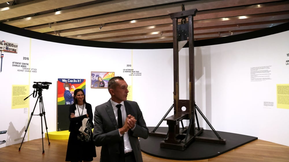 En exposant une guillotine, le Mucem à Marseille rend hommage à Robert Badinter