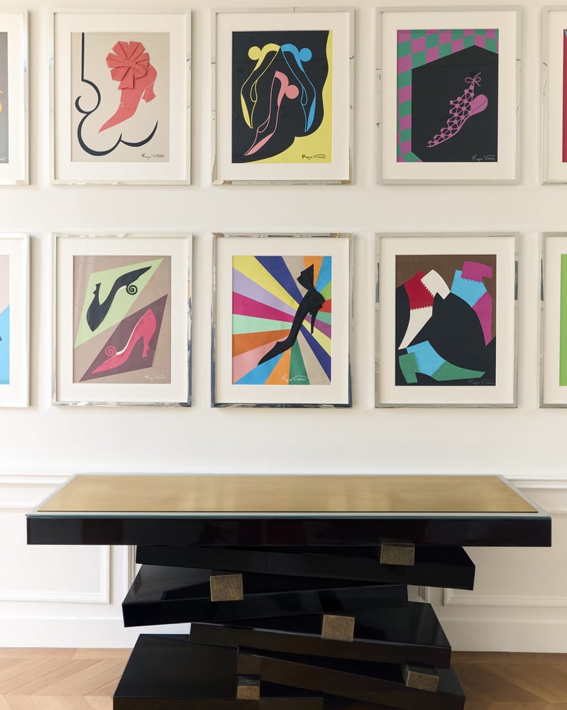 Des collages y sont exposés comme archives de la maison