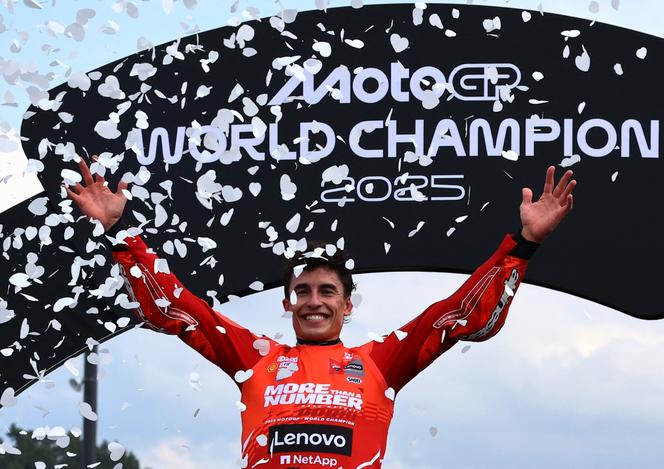 L’Espagnol Marc Marquez célèbre son septième titre de champion du monde de MotoGP, après le Grand Prix du Japon, le 28 septembre 2025.