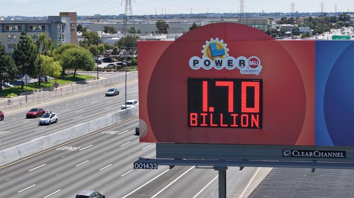 Un panneau publicitaire géant pour la loterie américaine Powerball le long de l’autoroute 101 dans le comté de San Mateo, en Californie, le 4 septembre 2025.