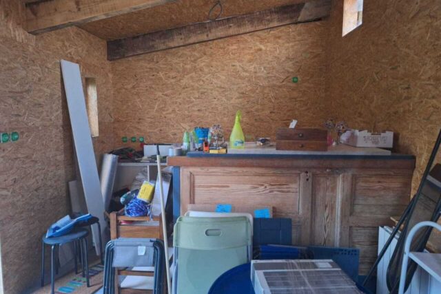 Nathalie Fontaine souhaiterait réaménager ce cabanon du jardin en coin café. (© Valentine Gaxieu - Actu.fr)