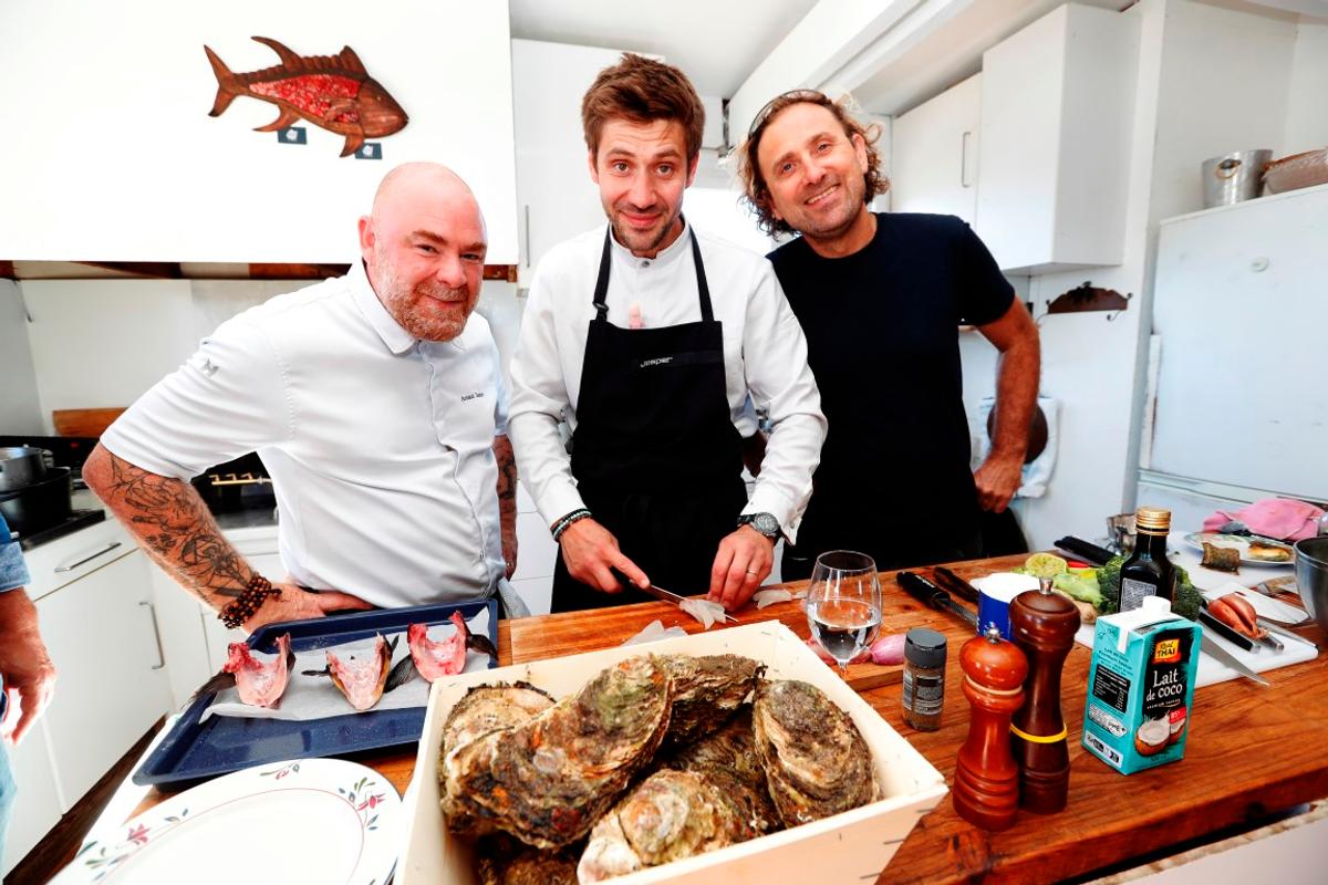 Des particuliers cuisinent les produits de la baie avec deux chefs engagés à Toulon
