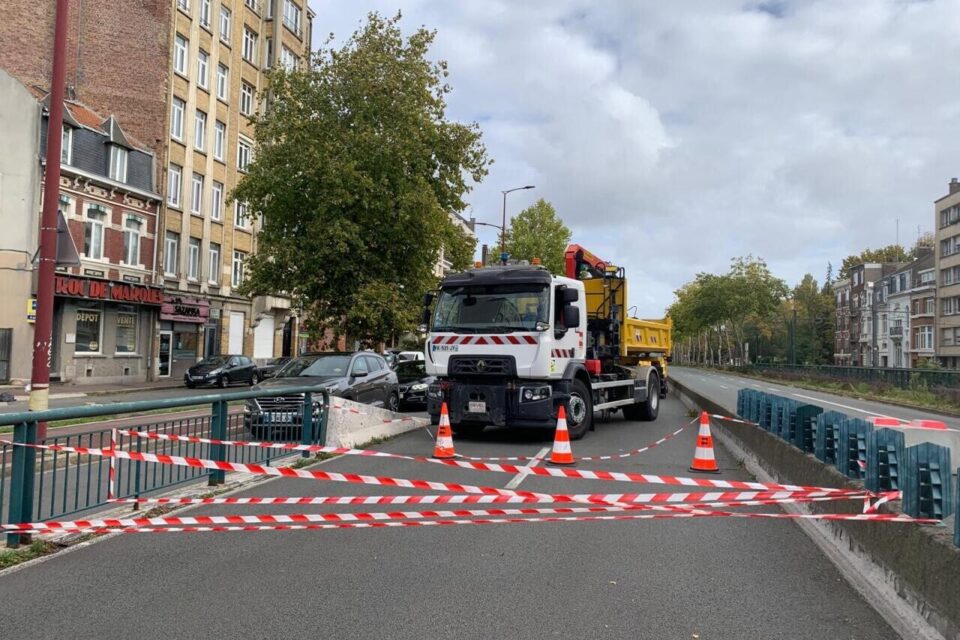 L'axe était coupé à la circulation des voitures entre les arrêts de tram Saint-Maur et Romarin.
