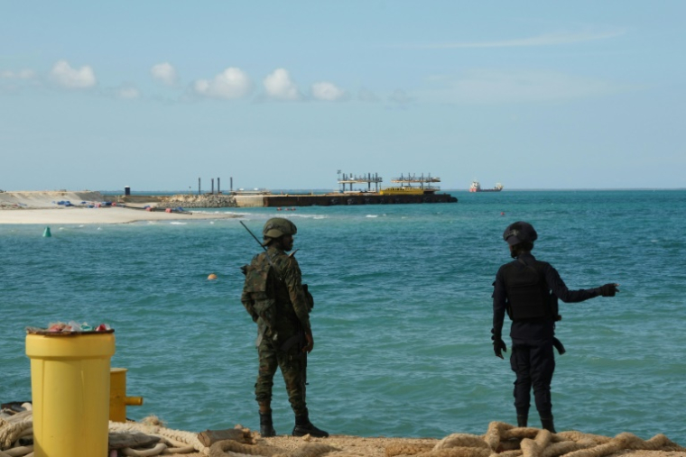 Forces de sécurité surveillant le projet gazier de TotalEnergies, dans la province de Cabo Delgado, au Mozambique, en septembre 2022. ( AFP / Camille LAFFONT )
