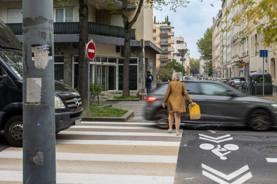 Une frayeur, des pneus qui crissent et une insulte qui s'échappe en direction d'un automobiliste : cette dame a manqué de se faire percuter en traversant sur le passage piéton en question.