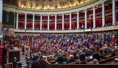 Le gouvernement soumettra « en novembre » au Parlement la suspension de la réforme des retraites... Suivez notre direct sur la crise politique