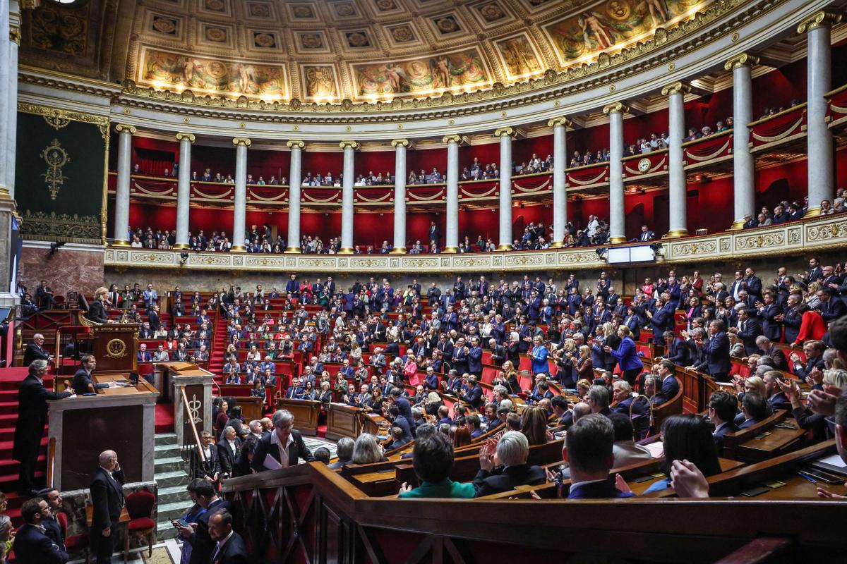 Le gouvernement soumettra « en novembre » au Parlement la suspension de la réforme des retraites... Suivez notre direct sur la crise politique