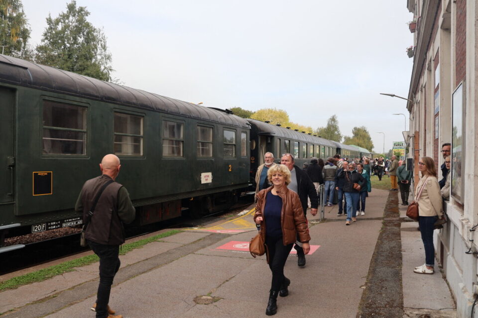 Les passagers affluaient sur le quai de la gare de Brionne.