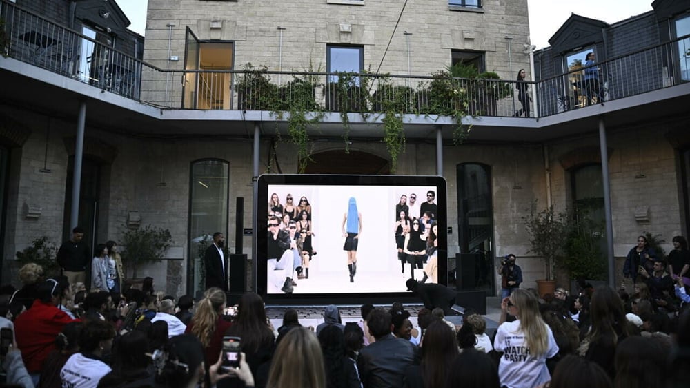 La Caserne a accueilli le 30 septembre 2025 une 'watch party' consistant à regarder les défilés de la Fashion Week sur un écran géant entre amateurs de mode.