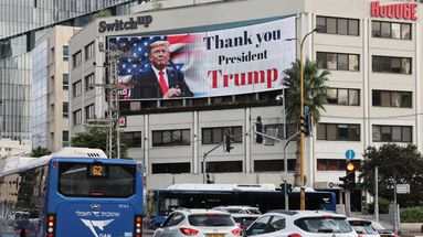 Affiche à Tel Aviv remerciant le président Trump pour son plan de paix - Jack GUEZ / AFP
