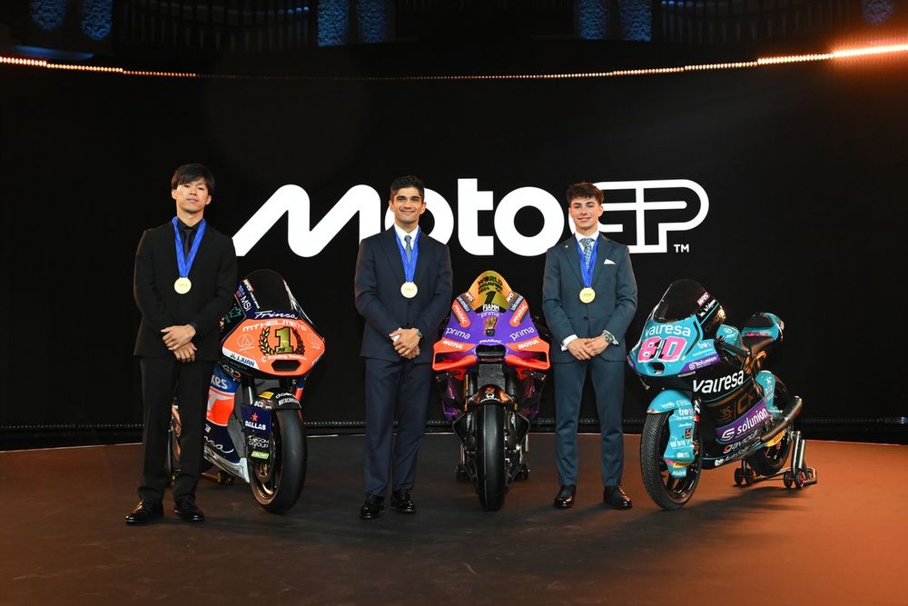 Le MotoGP célèbre traditionnellement les champions des trois catégories en même temps, ici Ai Ogura (Moto2), Jorge Martín (MotoGP) et David Alonso (Moto3) en 2024.