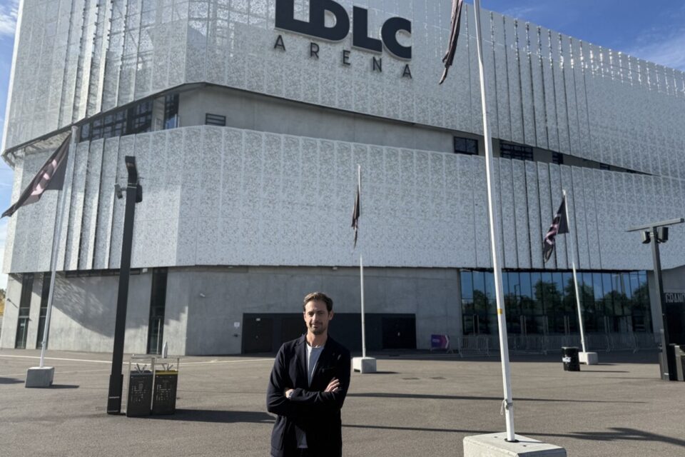 Alexandre Aulas devant la LDLC Arena, début octobre 2025.