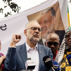 L'ambassadeur Ebrahim Rasool accueilli chaleureusement en Afrique du Sud le 23 mars 2025 après avoir été expulsé des États-Unis.