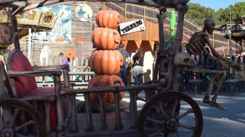 Ambiance d’Halloween à OK Corral, où monstres, sorcières et citrouilles envahissent le parc pour les vacances scolaires.