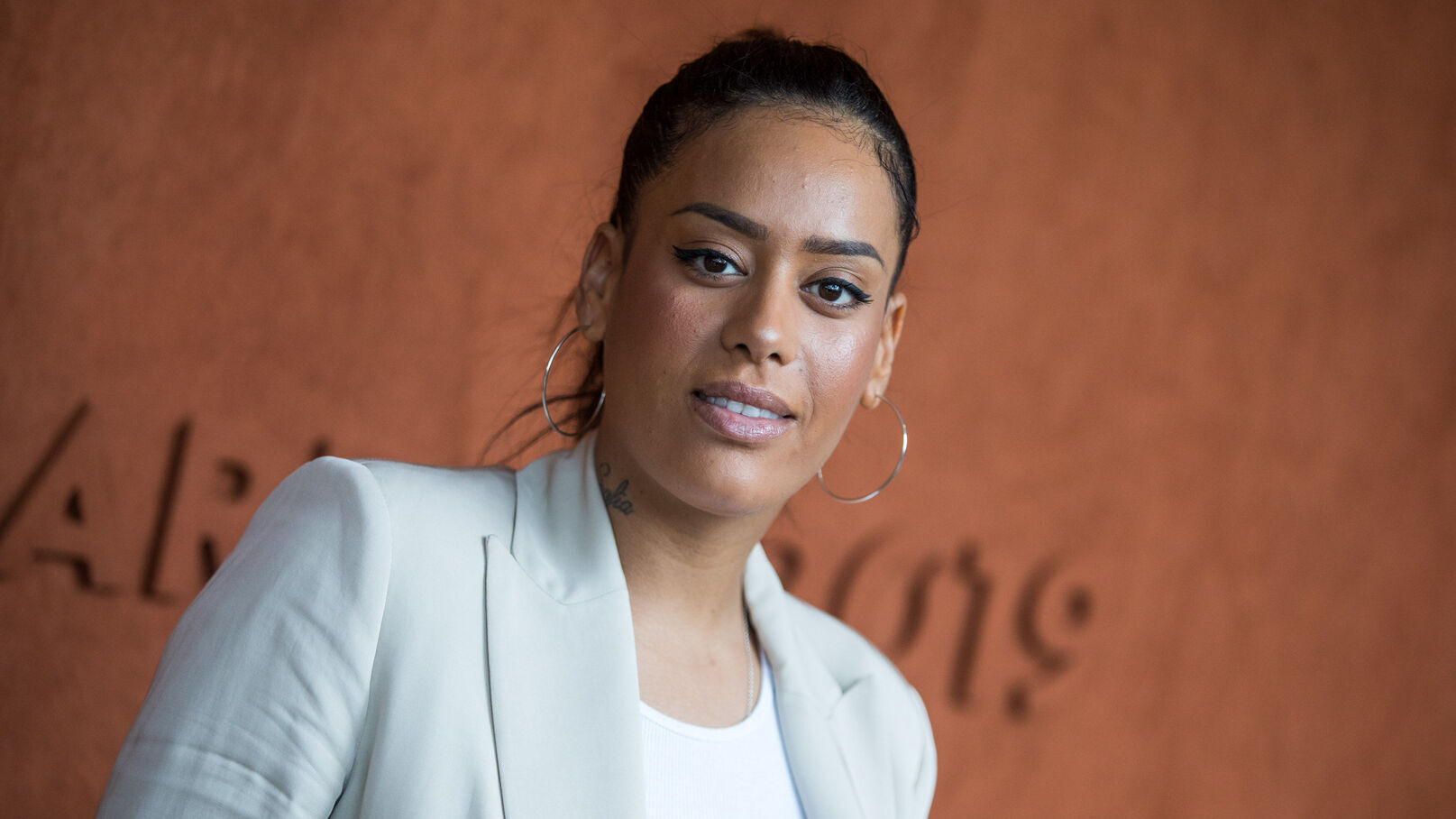 Amel Bent : "Ça y’est !", nouveau passeport pour la chanteuse qui possède une double nationalité depuis peu