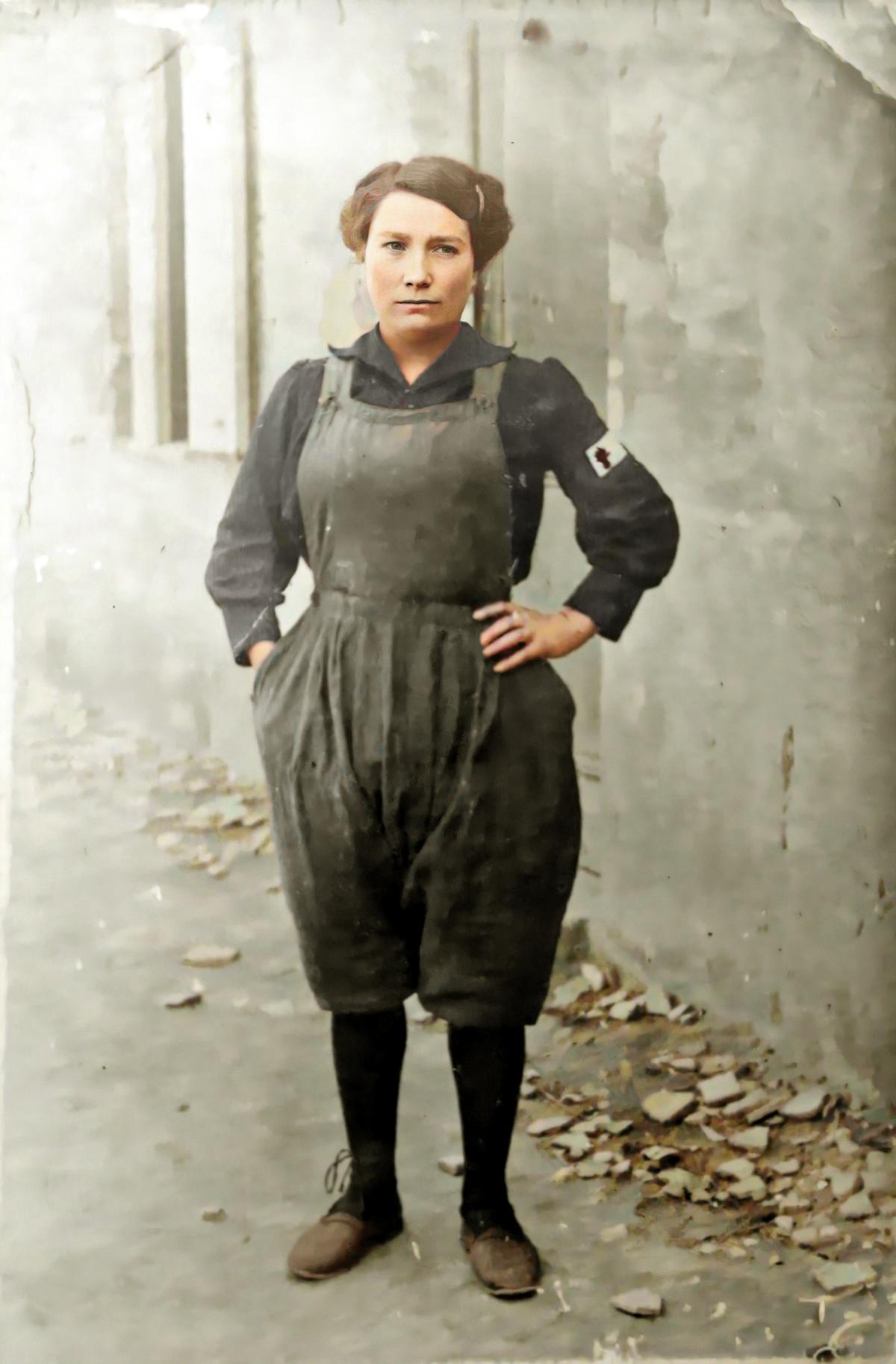 Angèle Barnieu (épouse Duzan), poudrière à Saint-Médard en 1917.