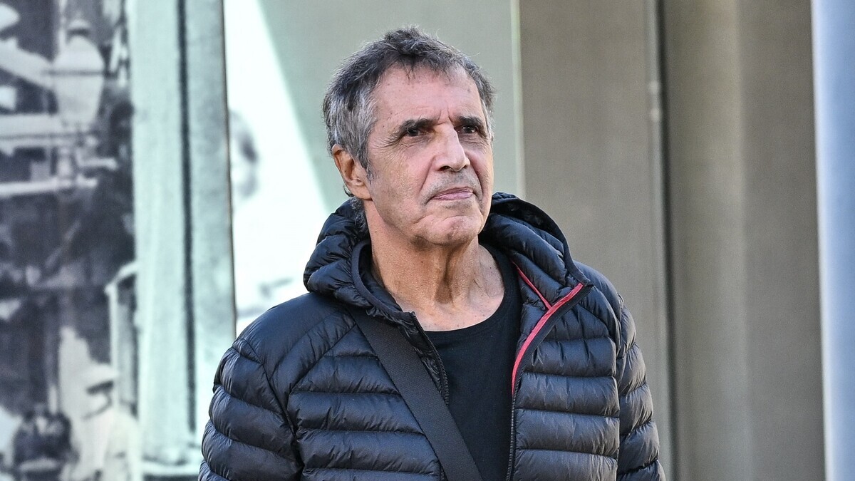 Après avoir longtemps côtoyé Nicolas Sarkozy, Julien Clerc balance : "Il est de loin…"