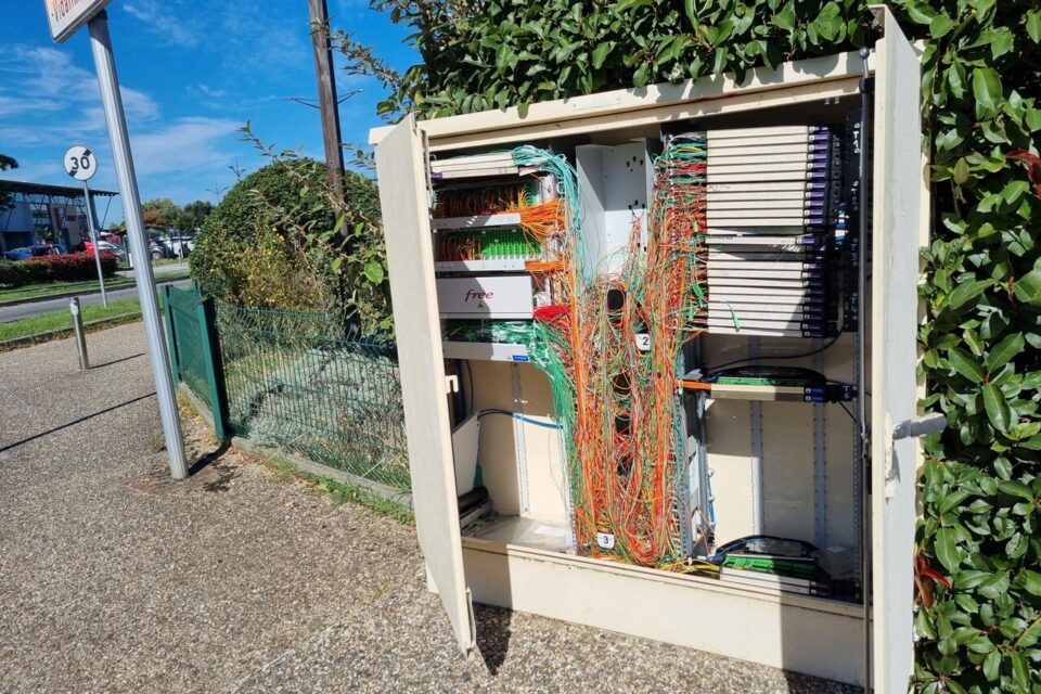 Début octobre, l'armoire à fibre optique réparée ce vendredi était déjà ouverte à tous les vents début octobre à Balma-Gramont...