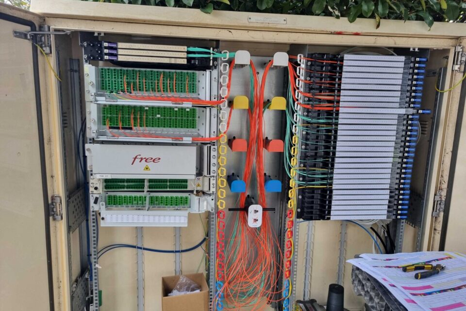 Une armoire à fibre optique 